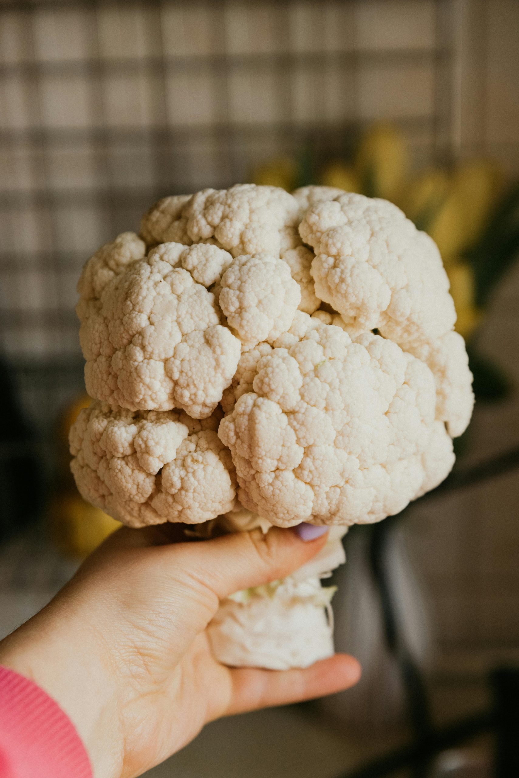 Women holding cauliflower in her hand