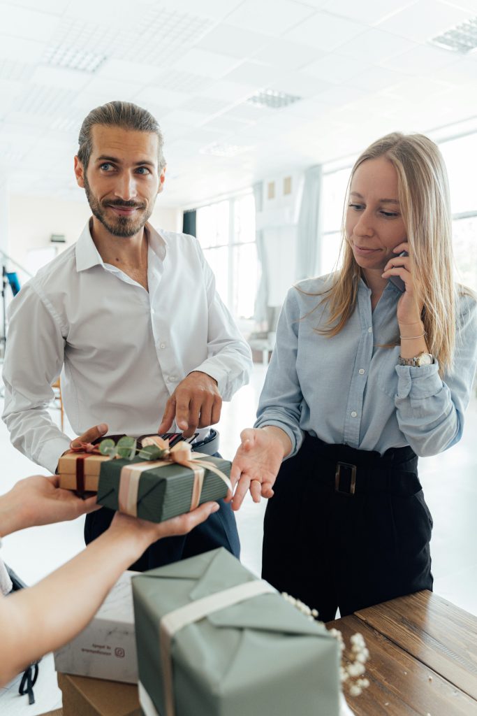 Gift distribution among employees of the company
