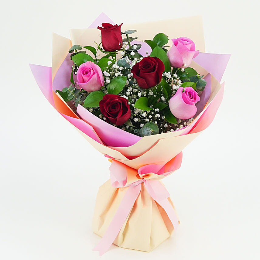باقة 6 ورود جوري لون أحمر ووردي في غلاف أنيق: توصيل ورد في عمان
