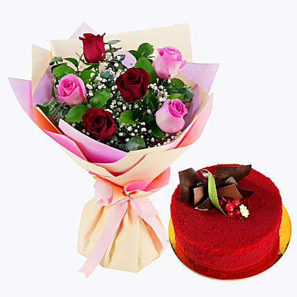 الورود الوردية والحمراء مع كيك الريد فيلفيت: kuwait/gifts/for-boyfriend