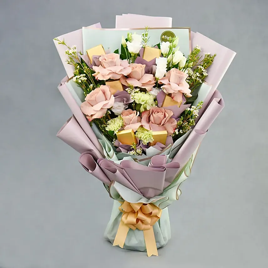 Adorning Blossoms and Sweet Delights: Independence Day Gifts 