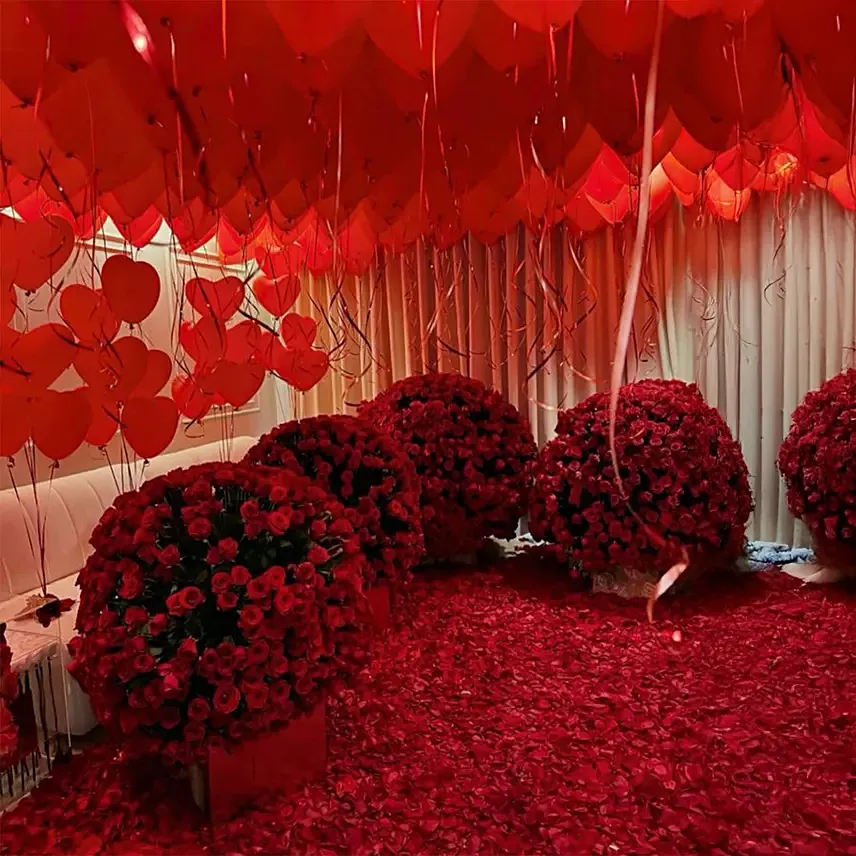 Extravagant Decoration Balloon Ceiling and Roses: Experiential Gifts in Dubai
