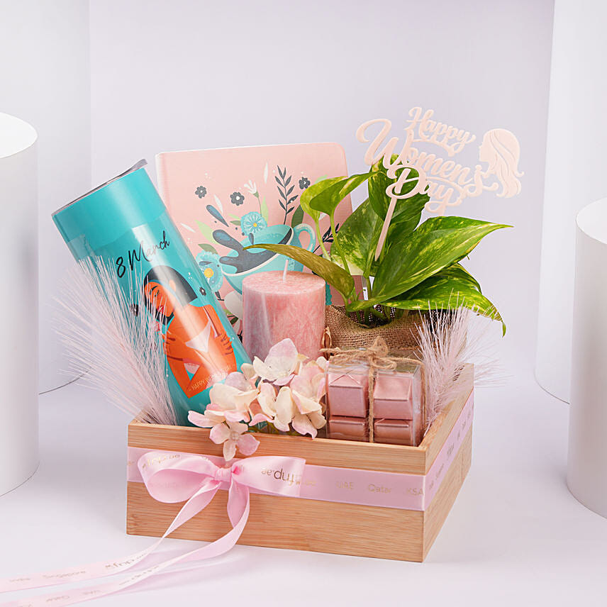 Elegant Gift Hamper: 