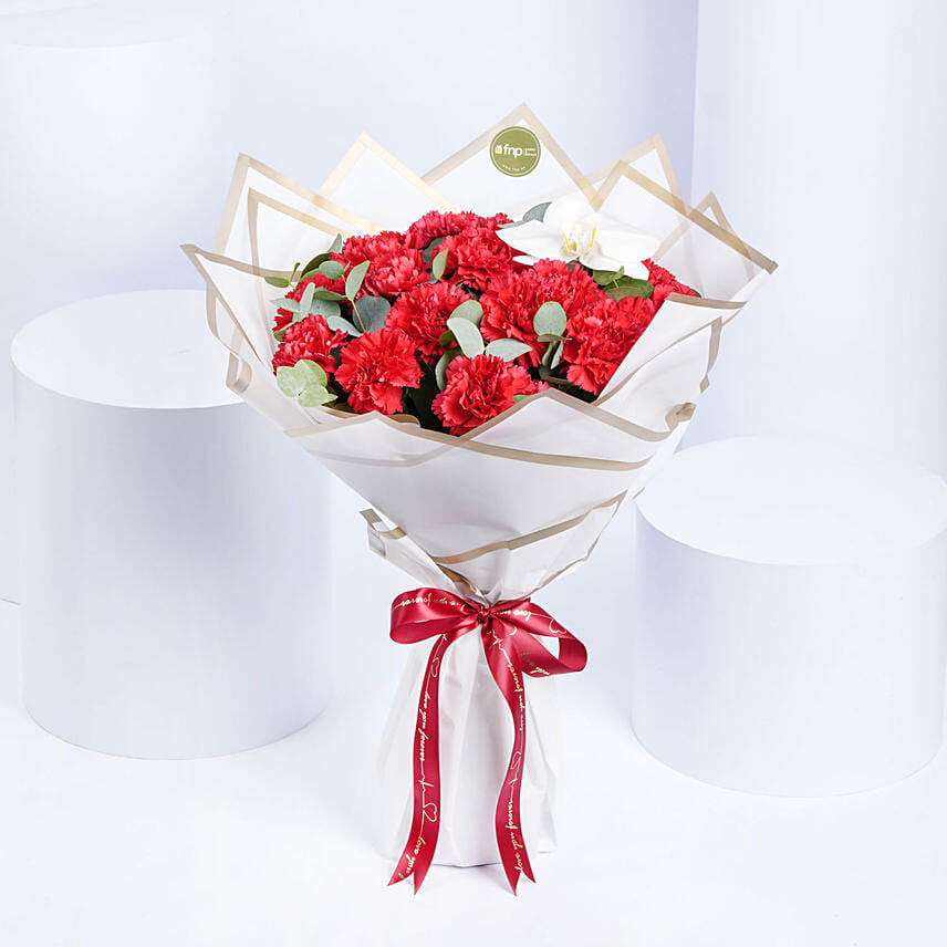 Red Carnations Bouquet: توصيل ورد في لبنان