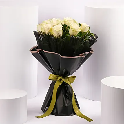 Luxury Led White Roses Gift Bouquet: باقات ورد