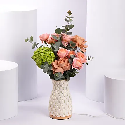 Elegant Peach Bloom Vase: أزهار الخريف
