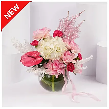 Blushing Blossom Arrangement in Glass Vase: مزهريات ورد أونلاين 