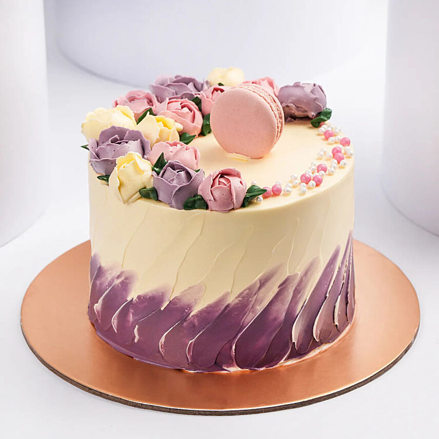 Flower And Macaroon Chocolate Cake: هدايا عيد الأم في قطر