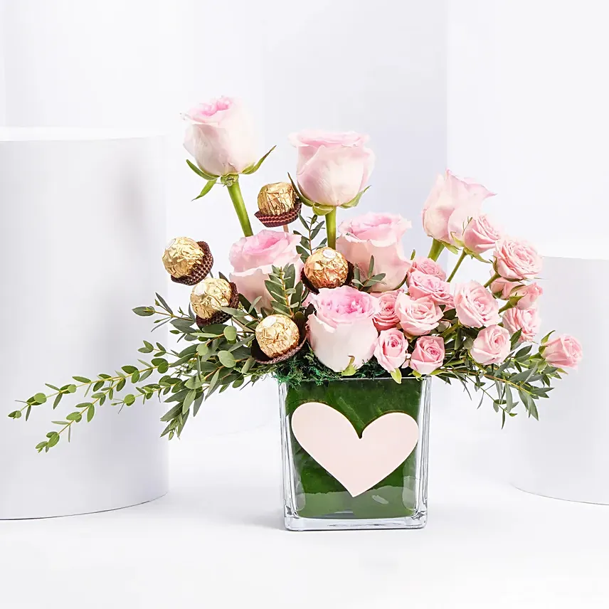 Rocher n Pink Roses Elegant Vase: هدايا عيد الأم في السعودية