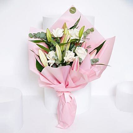 Mixed Roses & Lilies Hand Bouquet For Her: توصيل هدايا السعودية