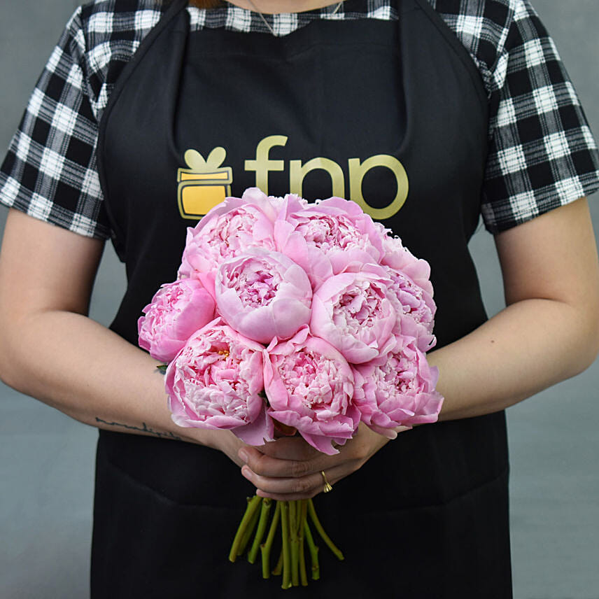 Women Holding bunch of Pink Roses in her hands